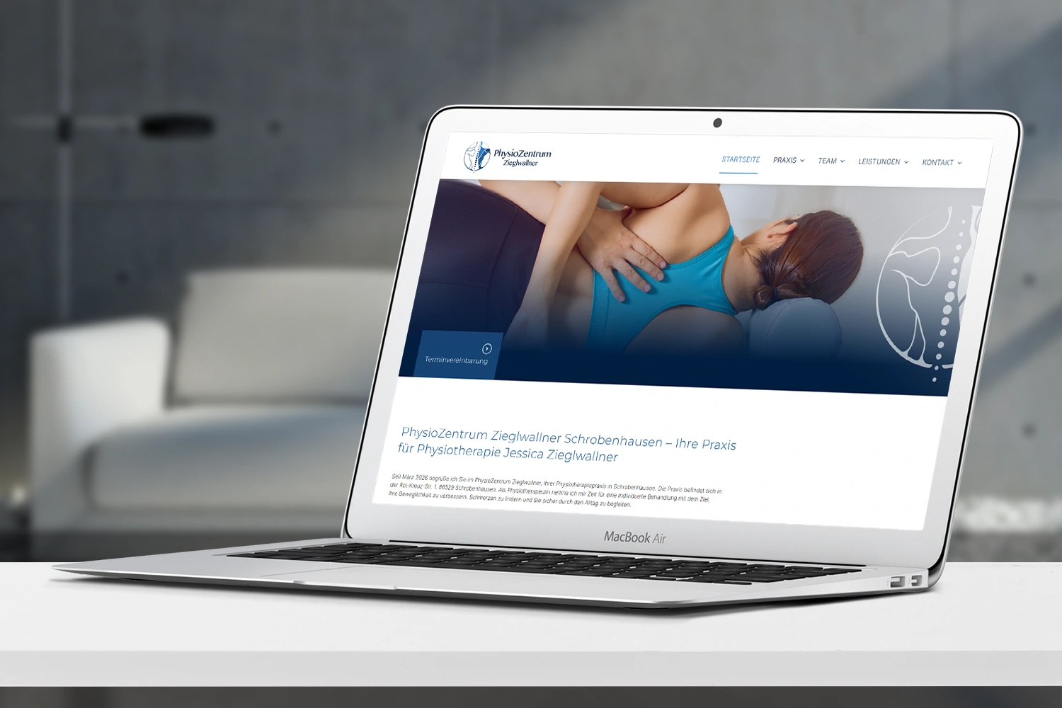 Laptom auf dem Schreibtisch zeigt die Physiotherapie Website von Zieglwallner
