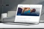 Laptom auf dem Schreibtisch zeigt die Physiotherapie Website von Zieglwallner