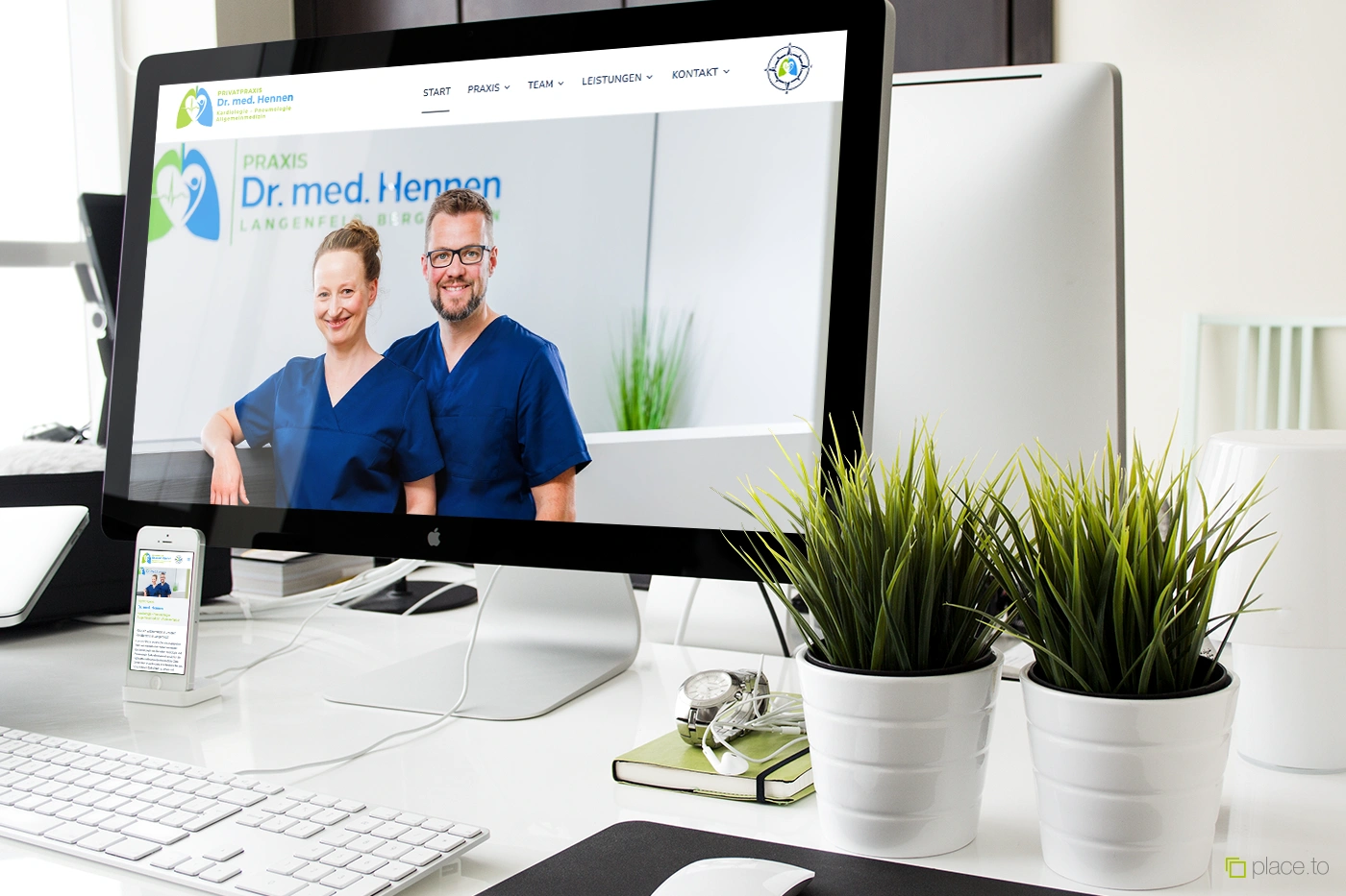 Laptop auf dem Tisch mit der Website von Dr. Hennen in Langenfeld