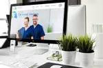 Laptop auf dem Tisch mit der Website von Dr. Hennen in Langenfeld