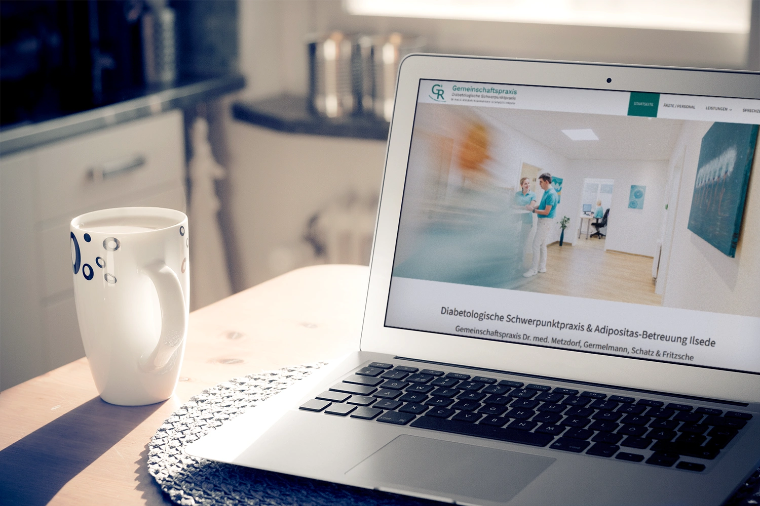 Laptop auf dem Küchentisch mit der Website von Diabetologie Ilsede