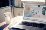 Laptop auf dem Küchentisch mit der Website von Diabetologie Ilsede