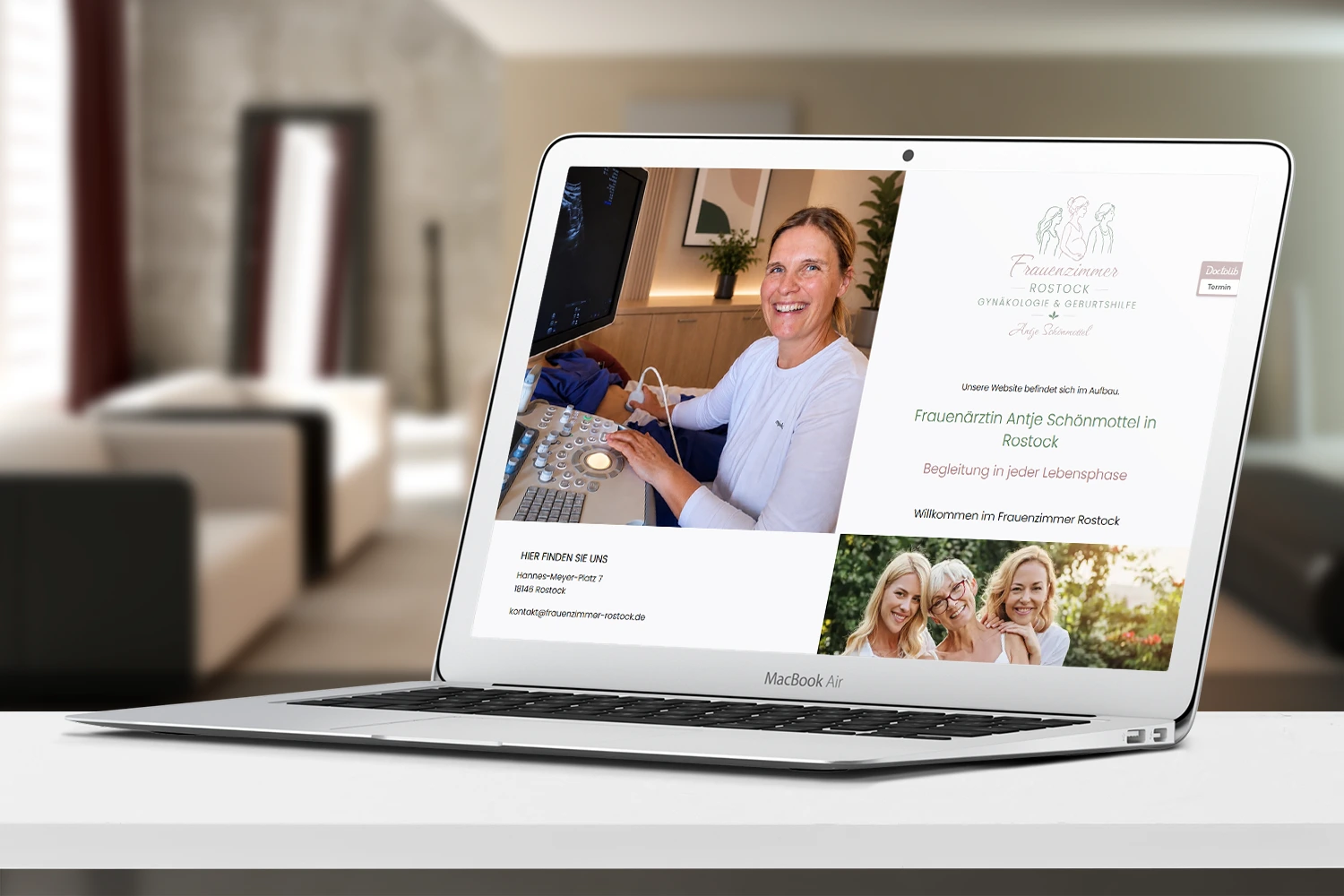 Laptop auf dem Tisch mit der Website von Frauenärztin Antje Schönmottel in Rostock