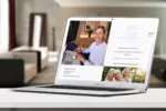 Laptop auf dem Tisch mit der Website von Frauenärztin Antje Schönmottel in Rostock